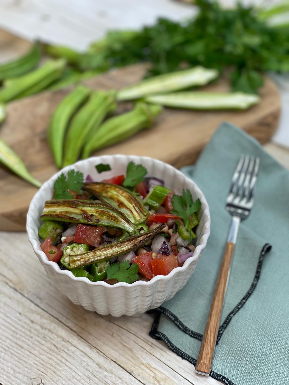 Salada de feijão-frade e quiabo