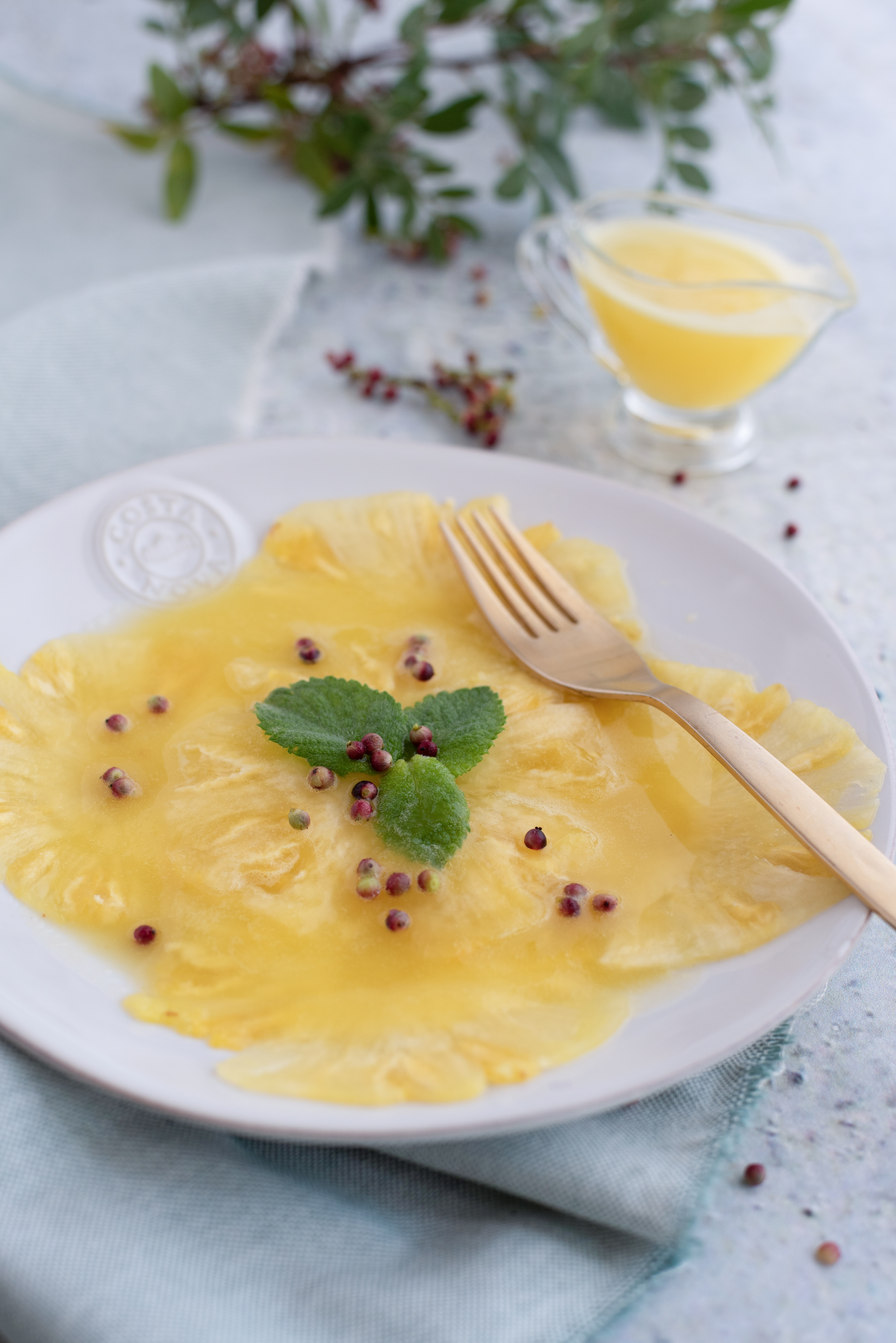 Carpaccio de ananás com bagas de aroeira