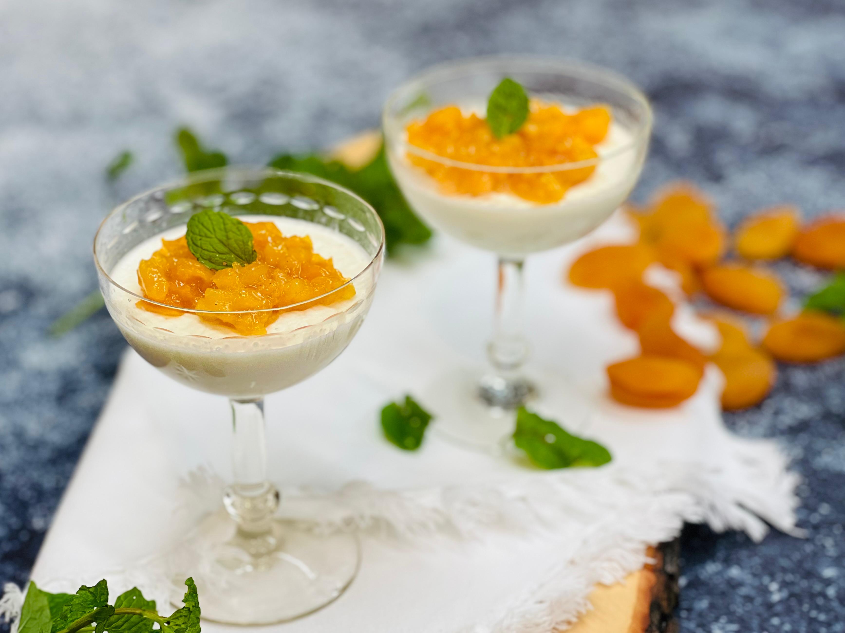 Panna cotta com calda de alperce