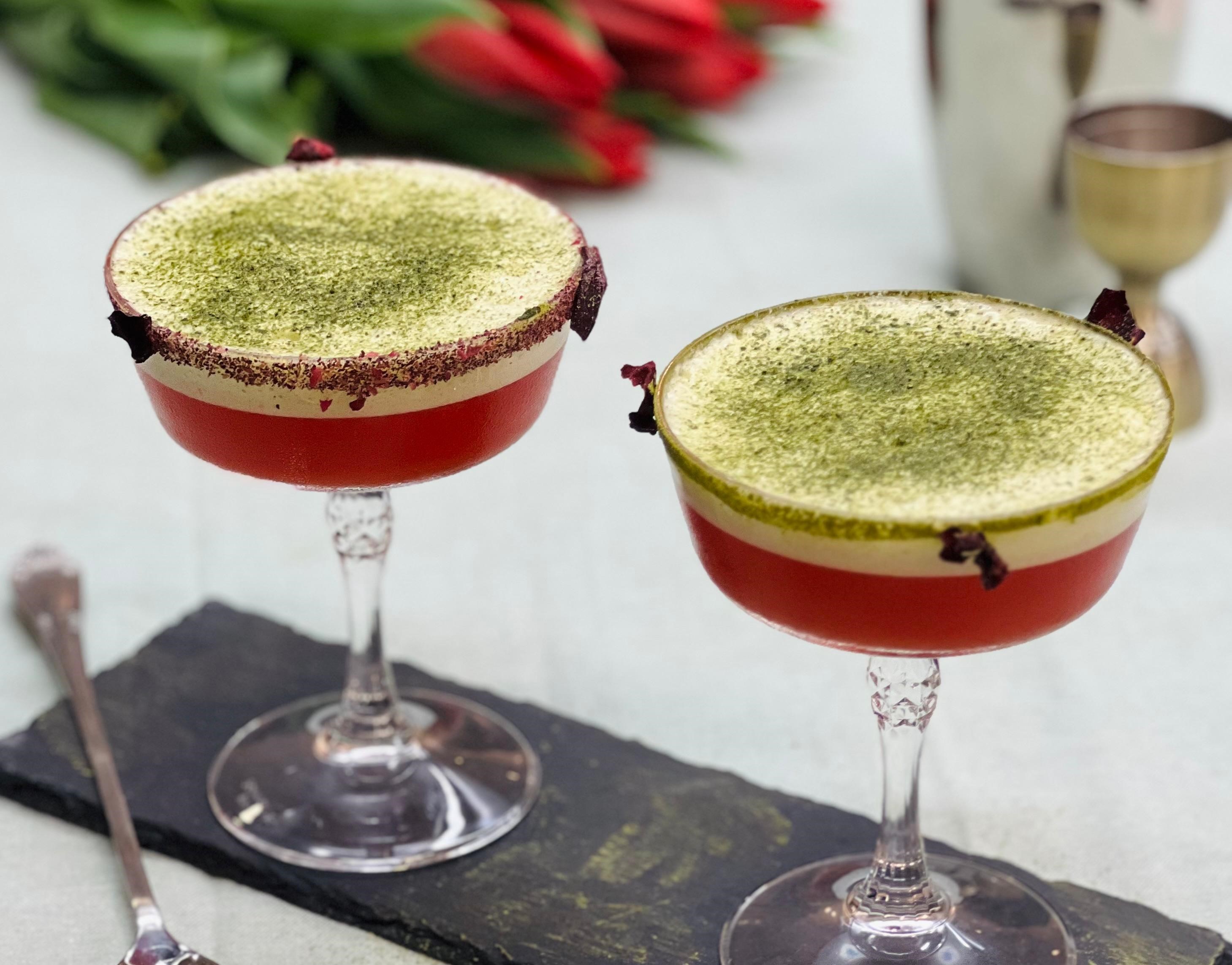 Cocktail de matcha e framboesa