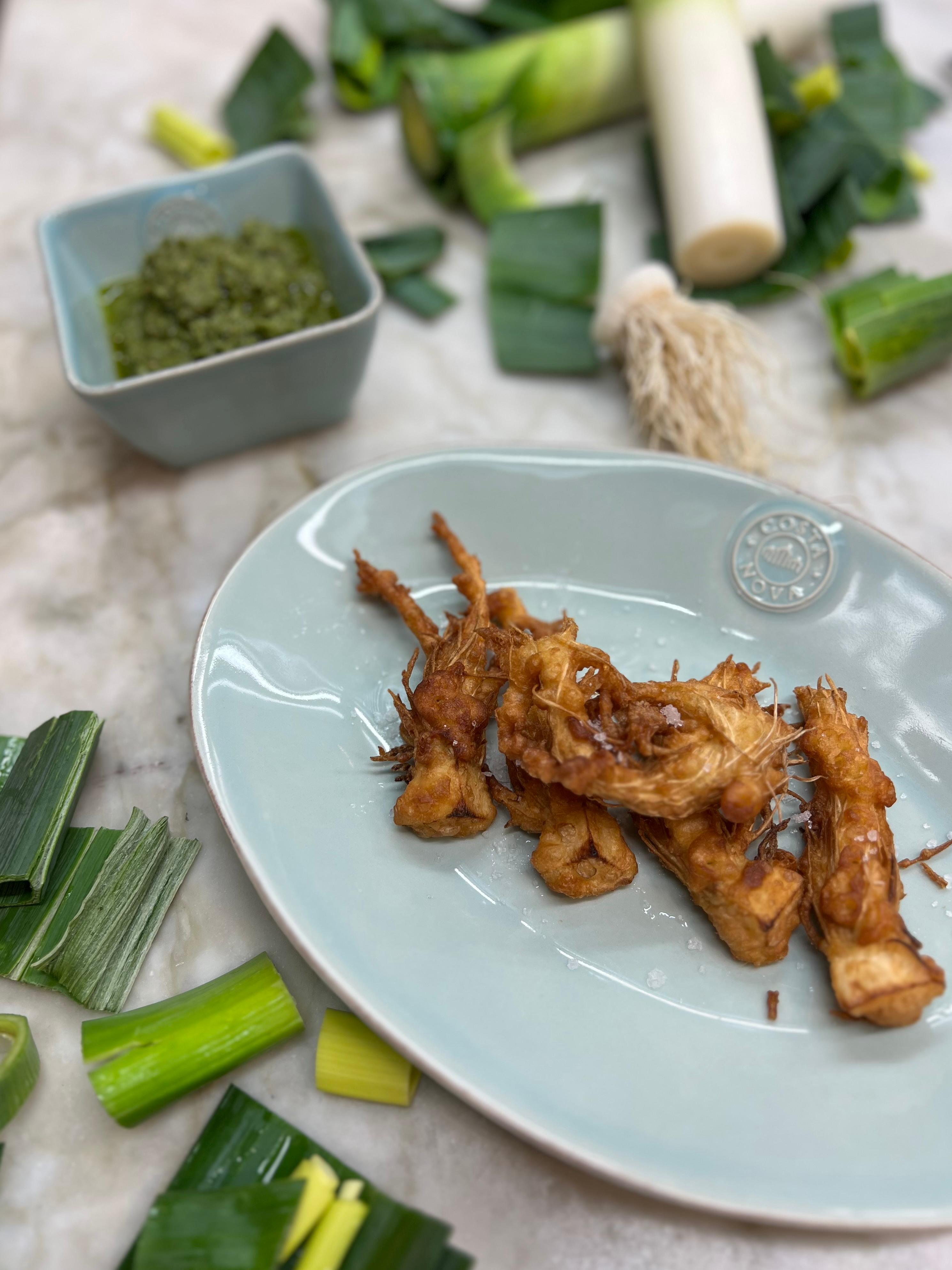 Tempura de raízes de alho francês