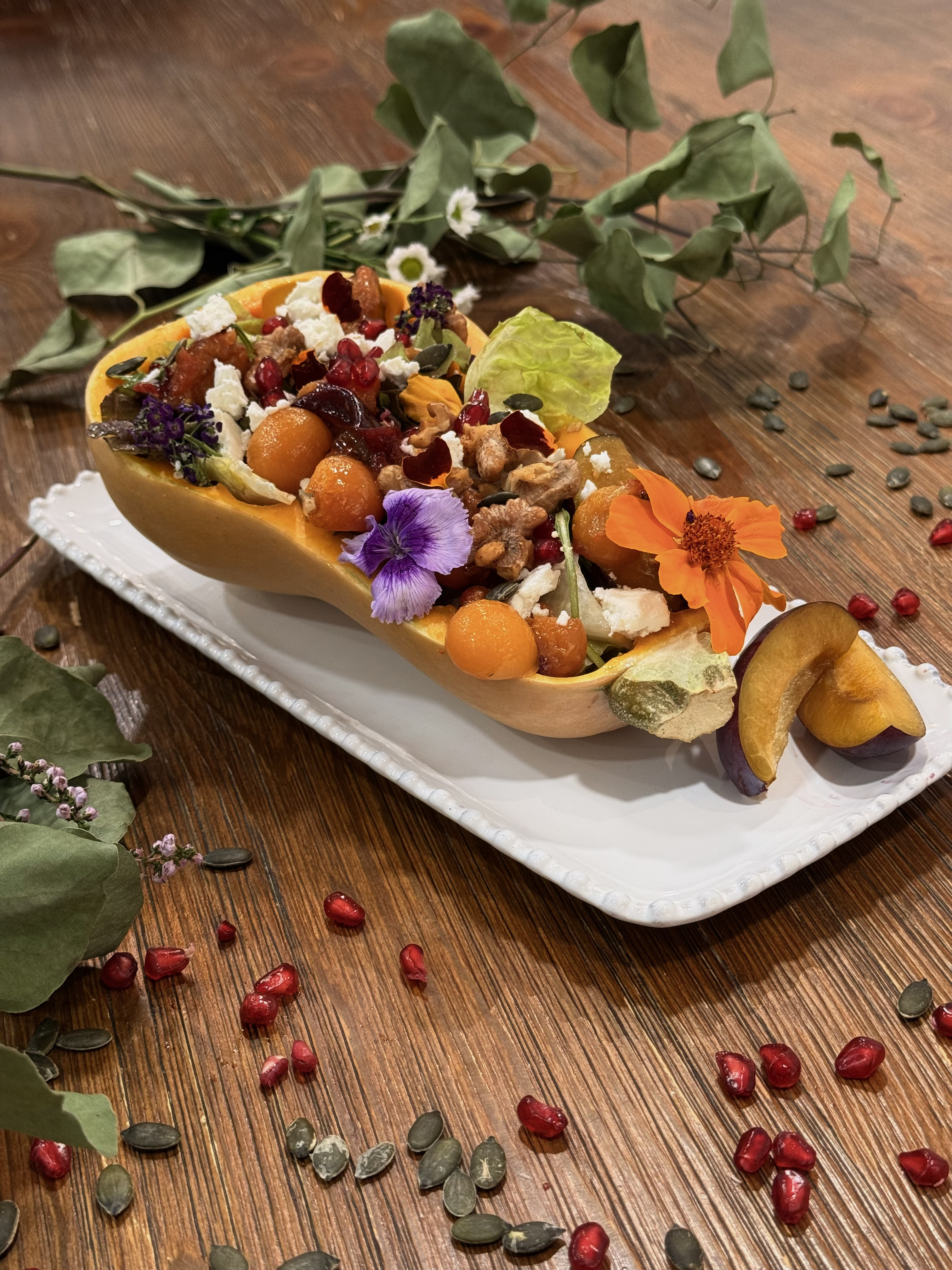 Salada de abóbora manteiga e abrunhos