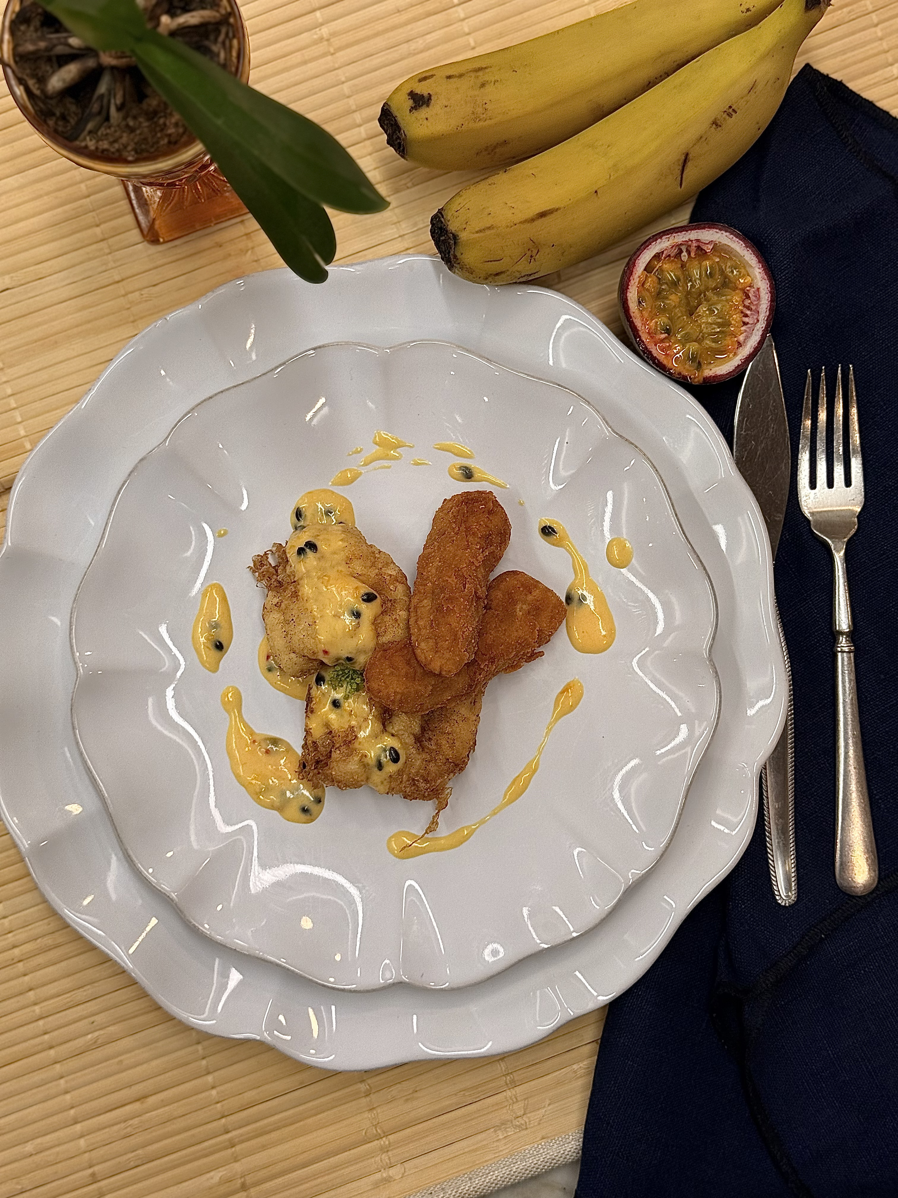 Peixe-espada preto com banana e maracujá 
