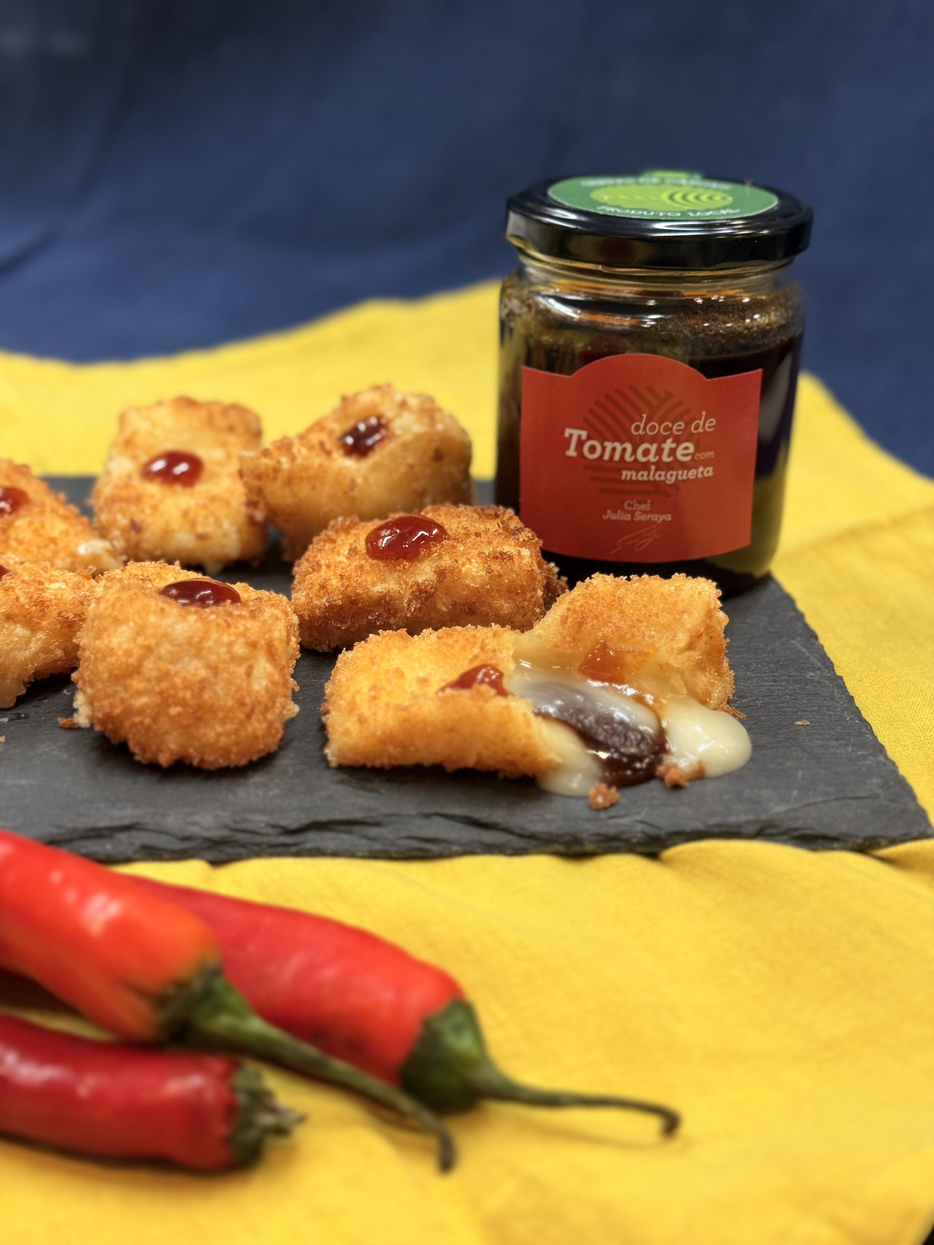 Queijo de Azeitão panado com doce de tomate e malagueta