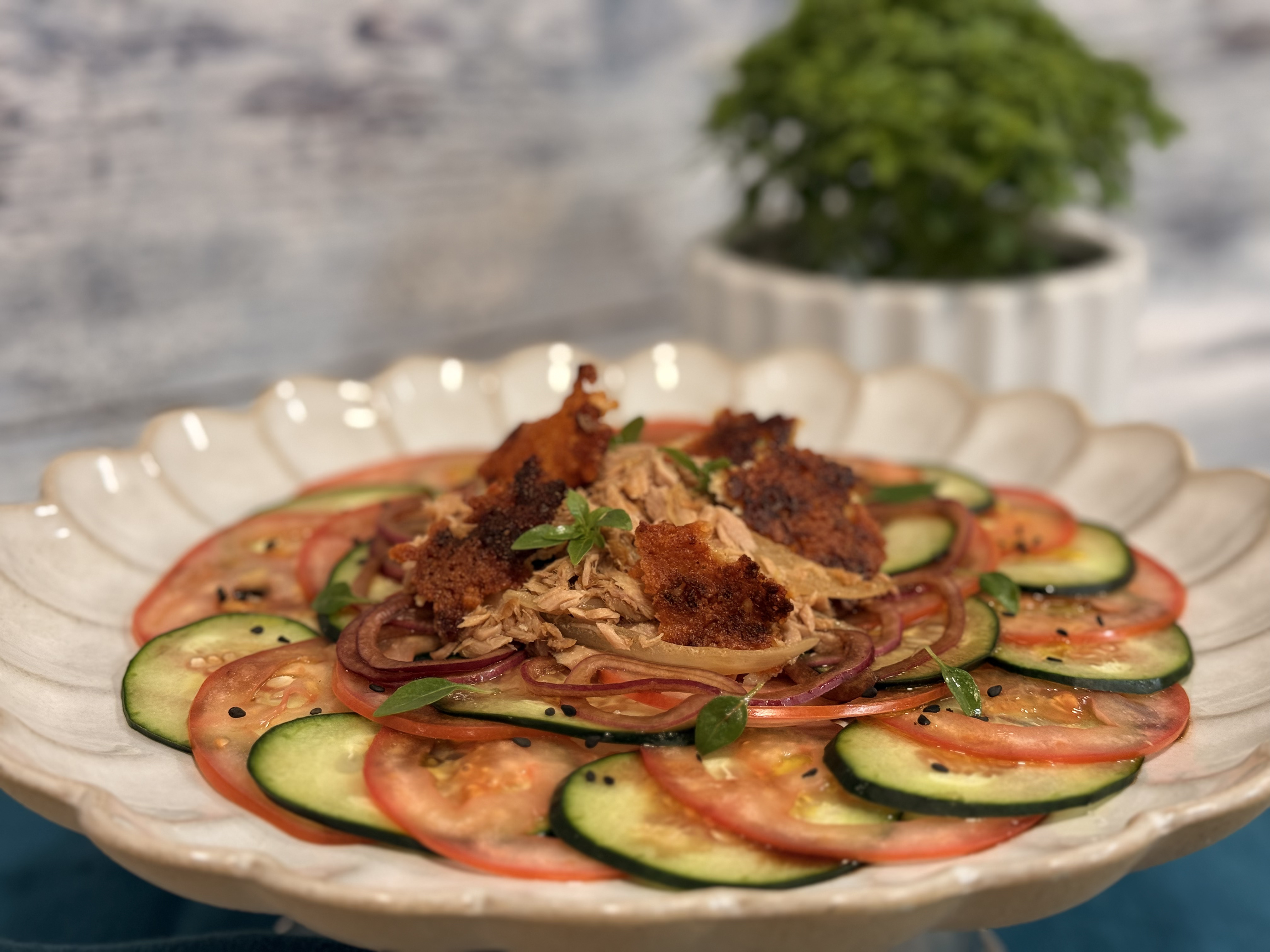 Atum em escabeche com carpaccio de tomate, pepino e manjerico e crocante de queijo