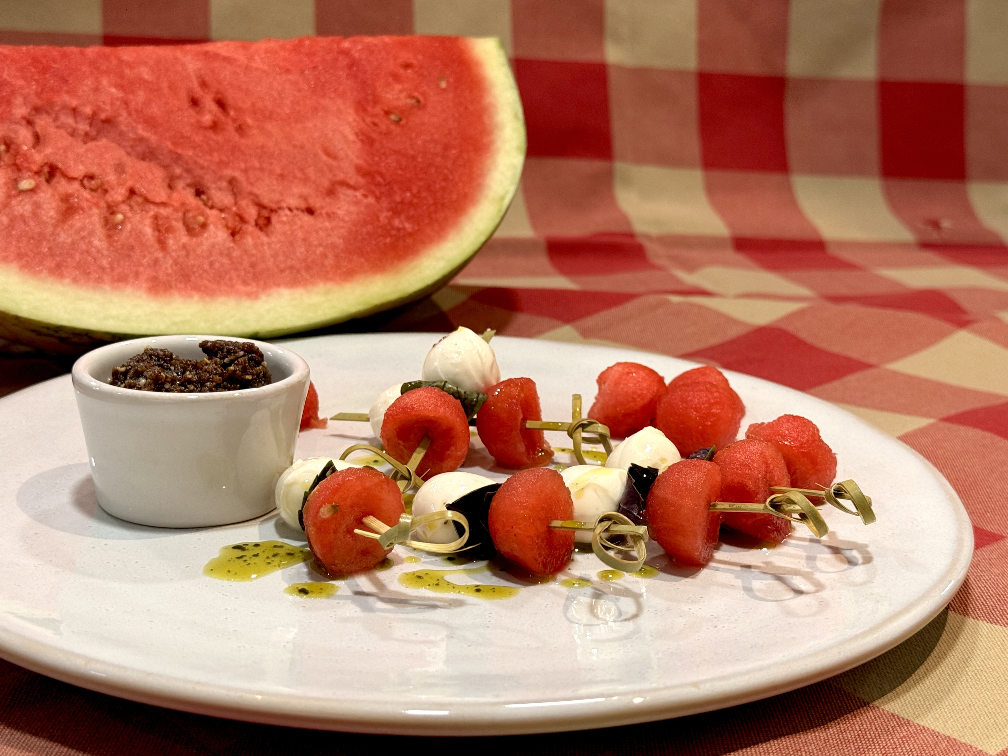 Espetadas de mini-mozarella com melancia