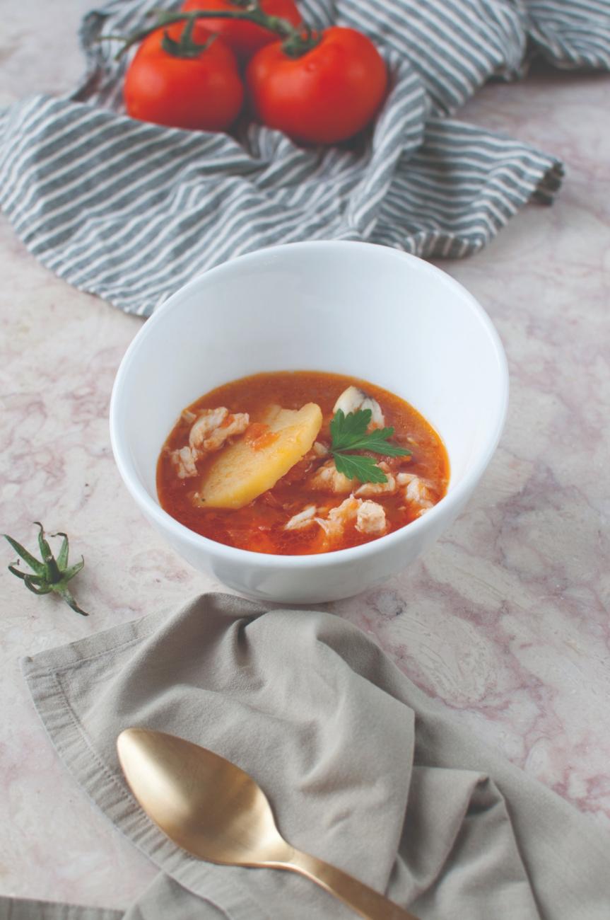 Sopa de tomate com peixe