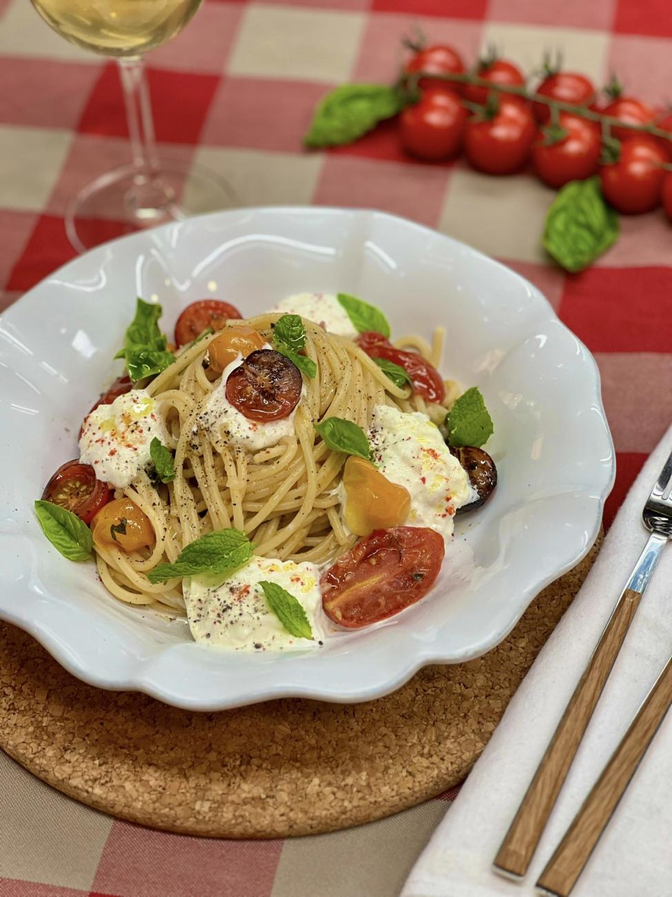 Spaghettoni com burrata, tomate cereja e limão salgado