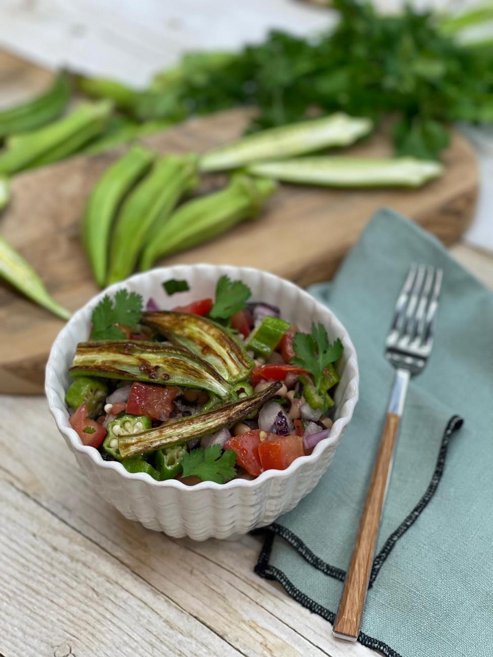 Salada de feijão-frade e quiabo