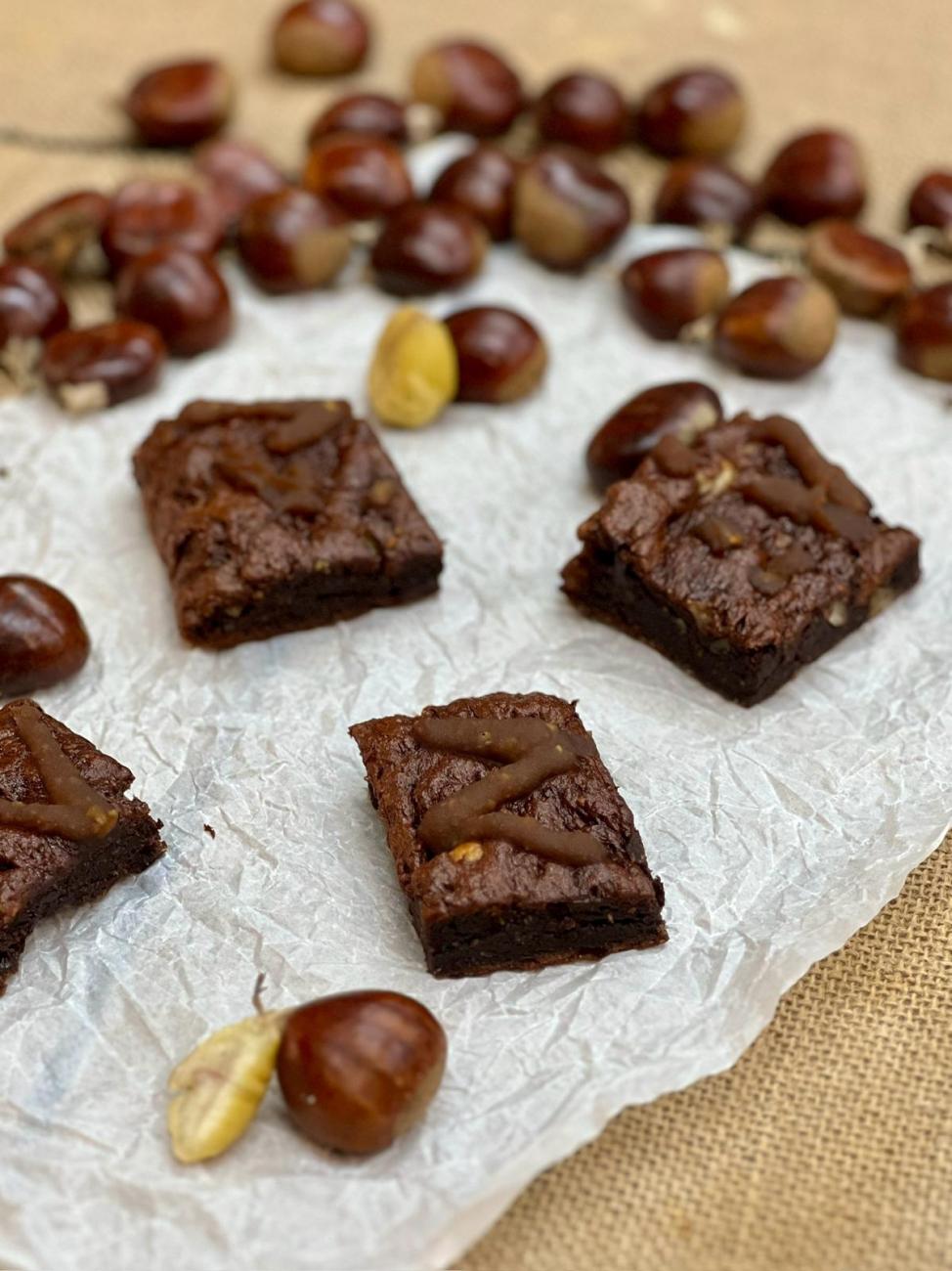 Brownies de chocolate e castanha com creme