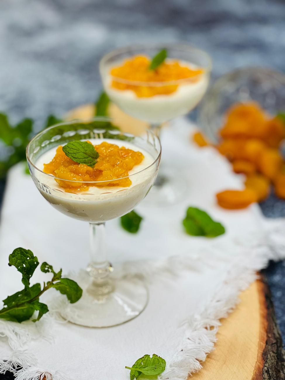 Panna cotta com calda de alperce