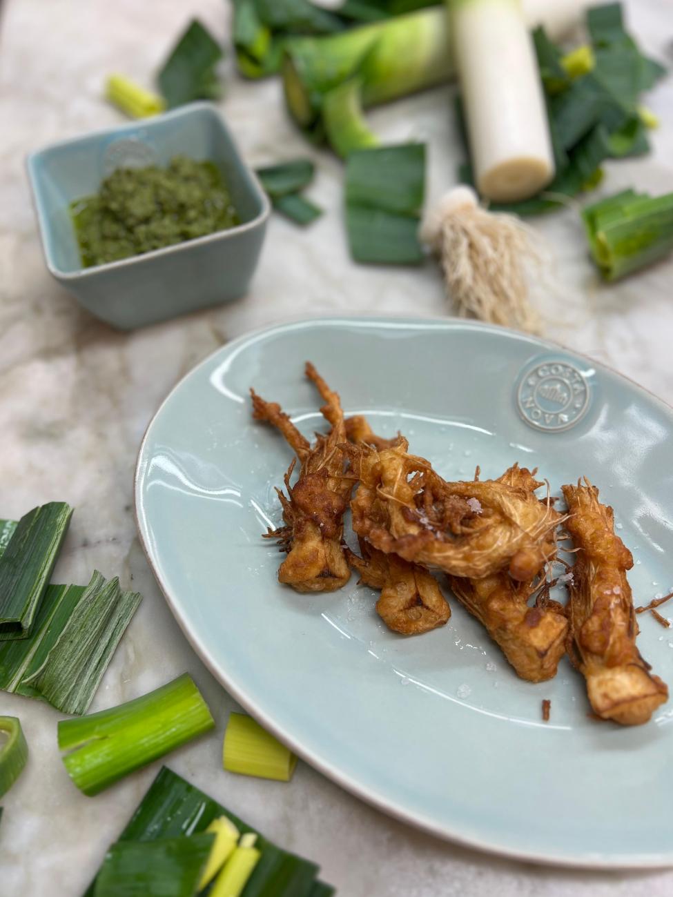 Tempura de raízes de alho francês