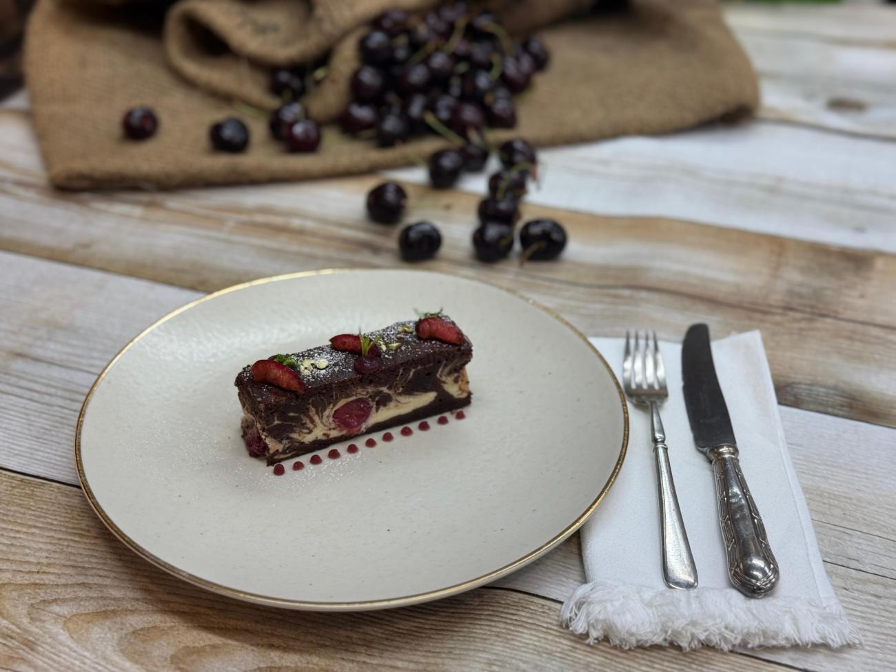Brownie de Cheesecake e Cereja do Fundão