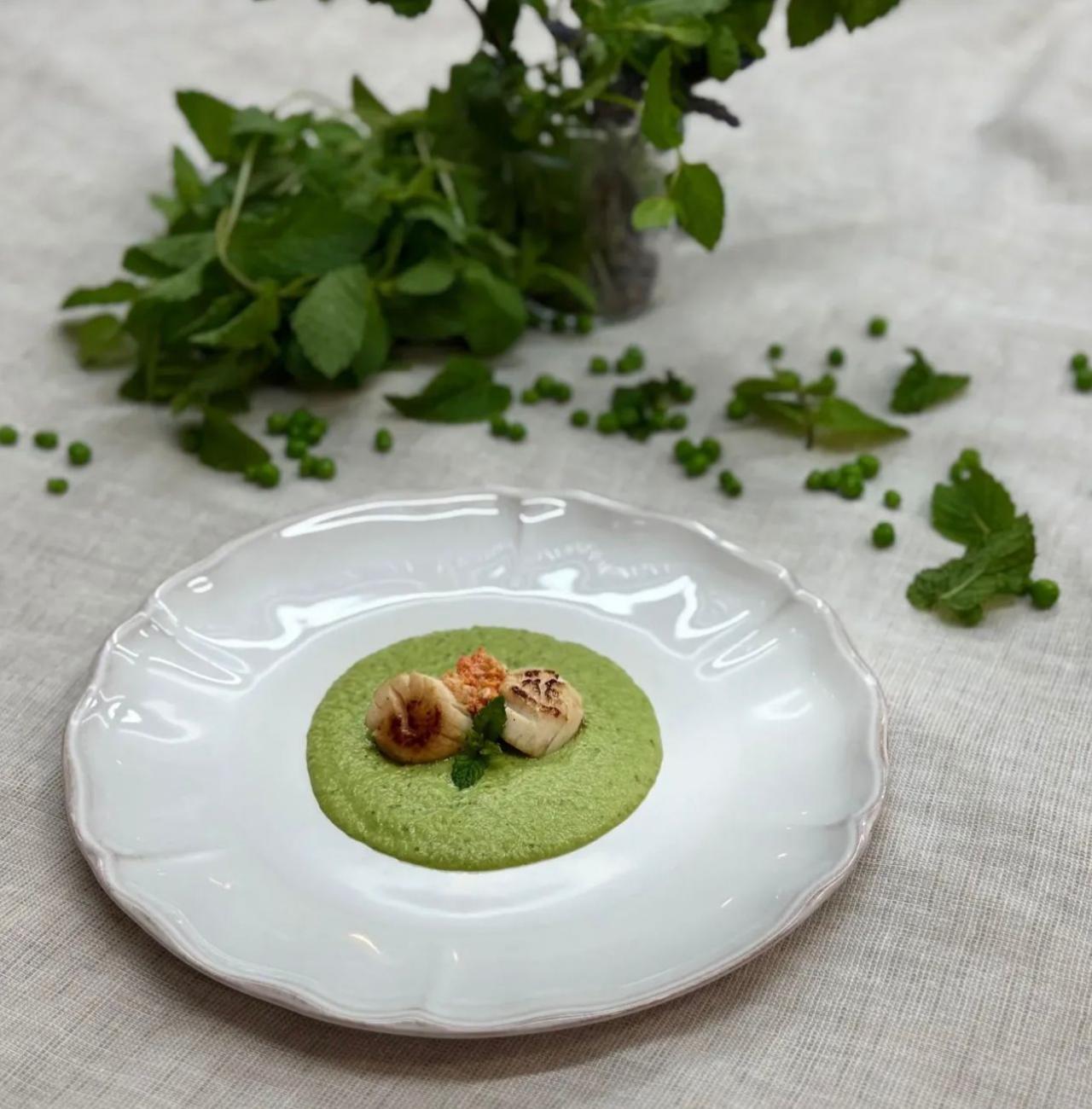 Vieiras com puré de ervilhas e hortelã