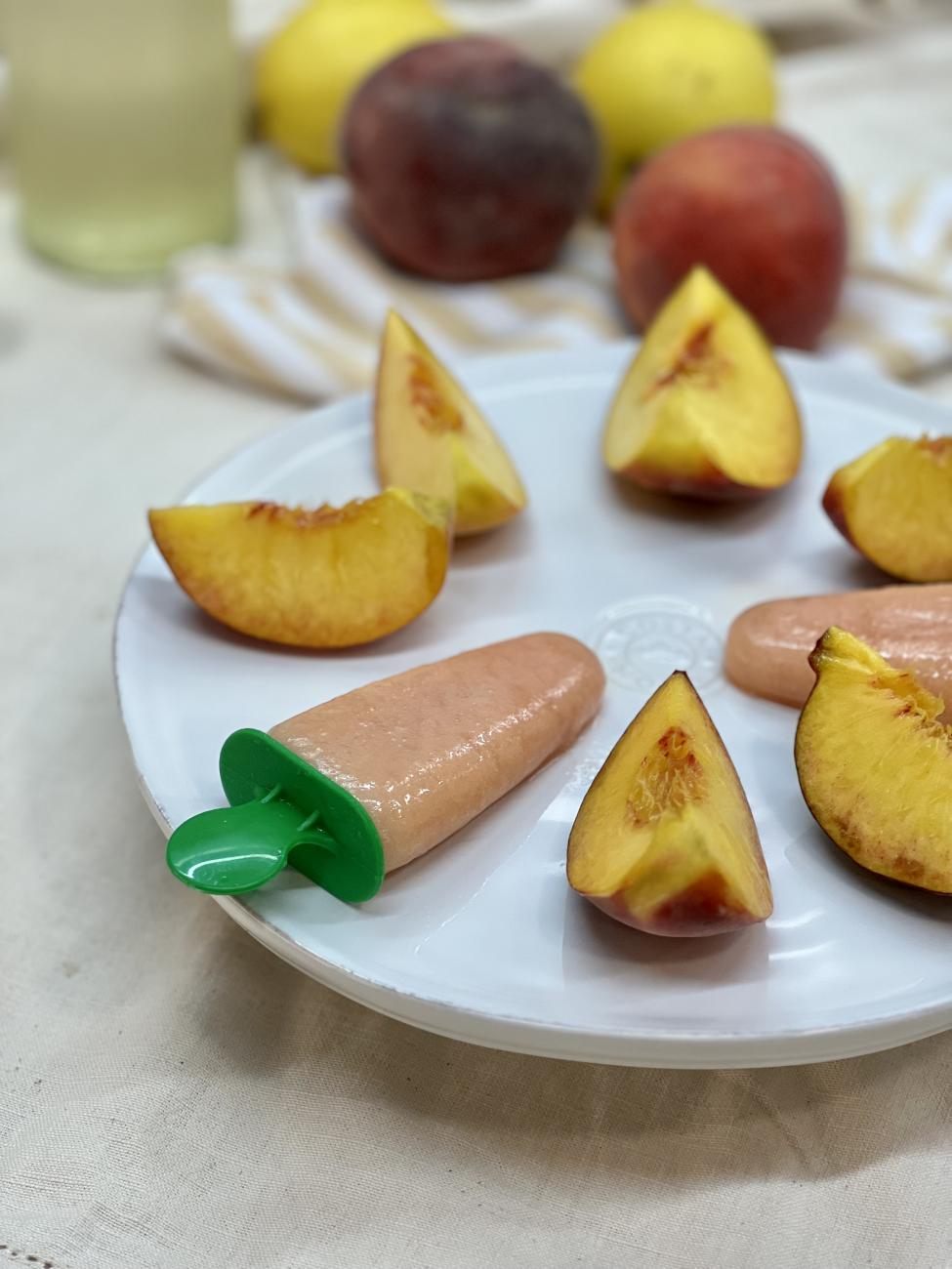 Gelado de pêssego com flor de sabugueiro