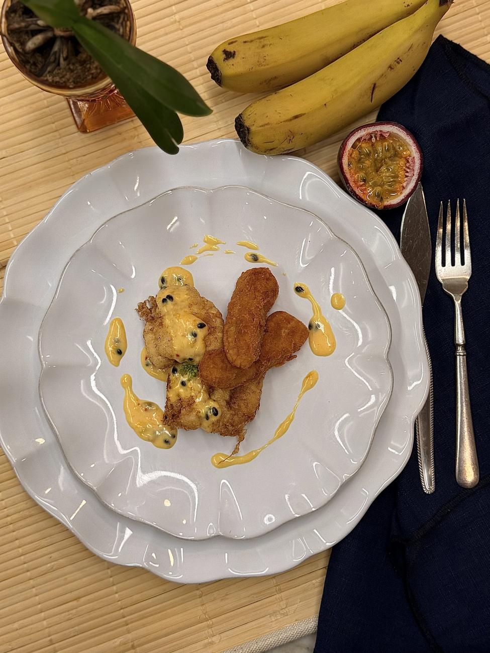 Peixe-espada preto com banana e maracujá 