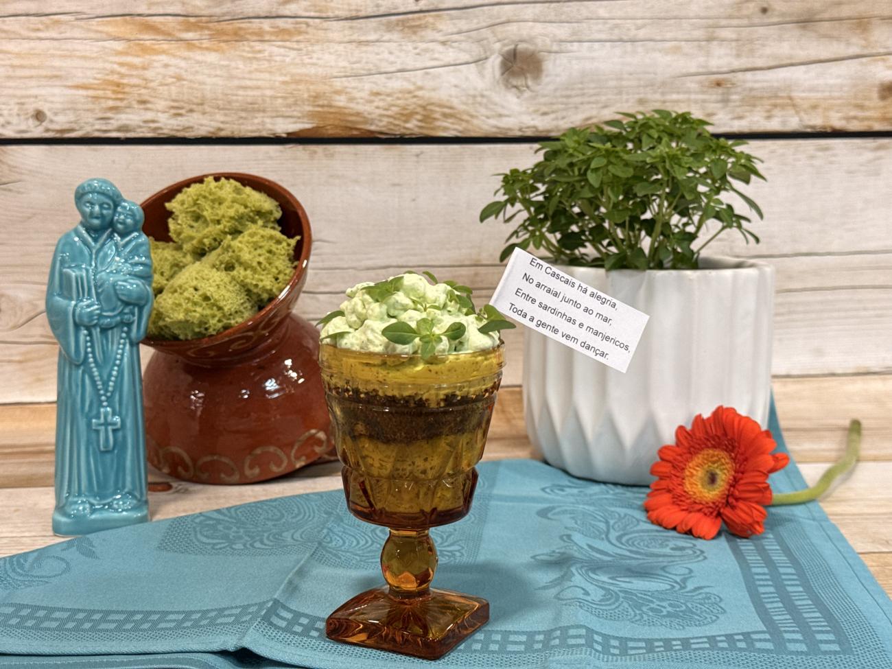 Sponge cake de Manjerico com chantilly verde  